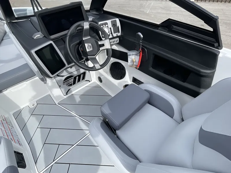 Slide: The Image of Malibu Wakesetter 25 LSV 2023 - 158