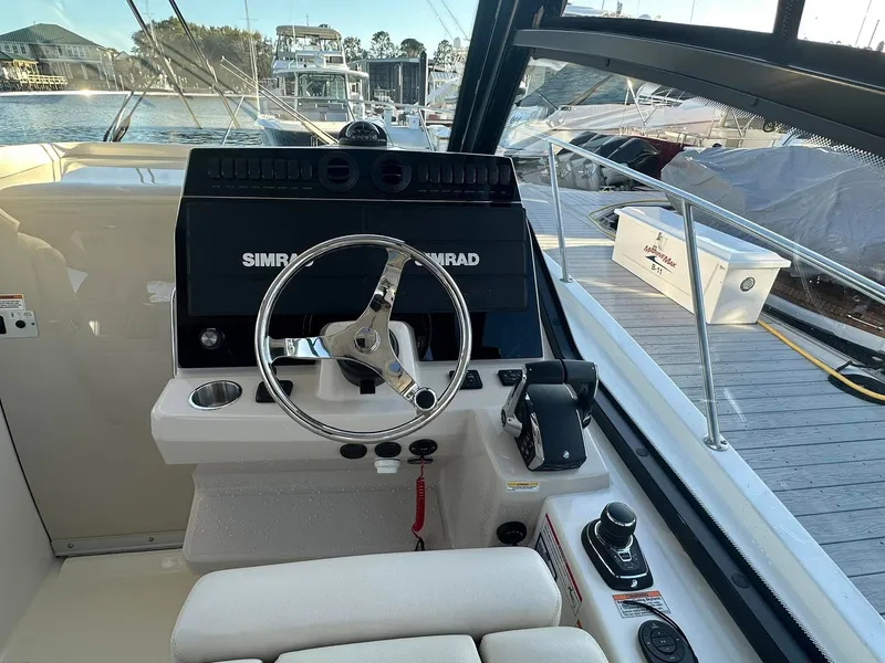 Slide: The Image of Boston Whaler 325 CONQUEST 2025 - 10