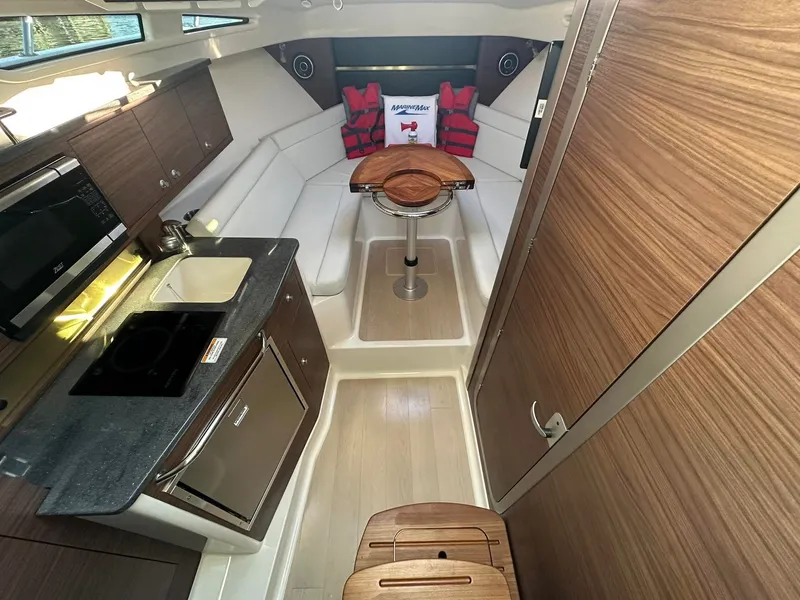 Slide: The Image of Boston Whaler 325 CONQUEST 2025 - 15