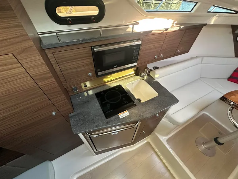 Slide: The Image of Boston Whaler 325 CONQUEST 2025 - 16