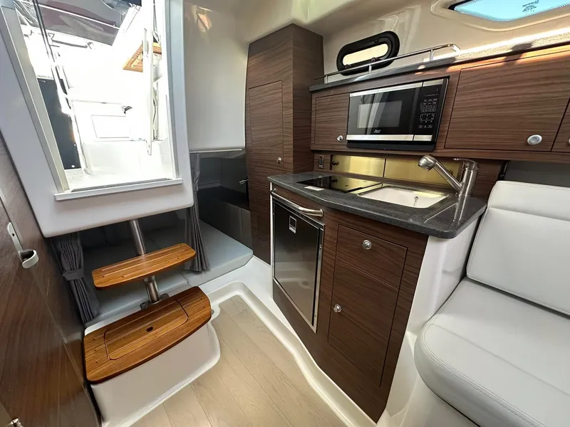 Slide: The Image of Boston Whaler 325 CONQUEST 2025 - 18