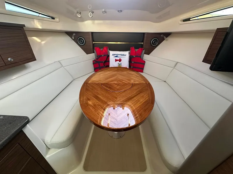 Slide: The Image of Boston Whaler 325 CONQUEST 2025 - 19