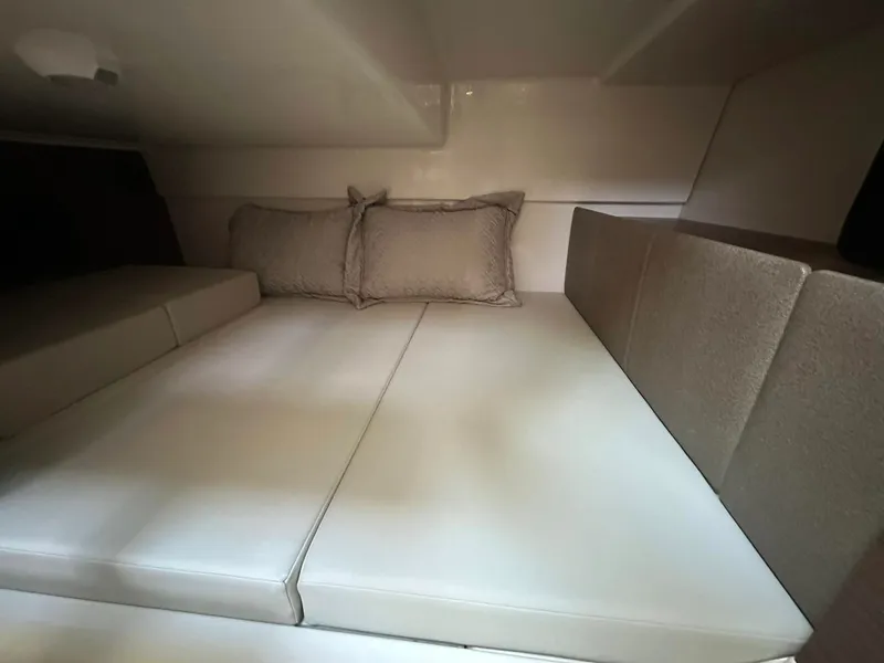 Slide: The Image of Boston Whaler 325 CONQUEST 2025 - 21