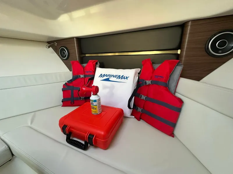 Slide: The Image of Boston Whaler 325 CONQUEST 2025 - 23