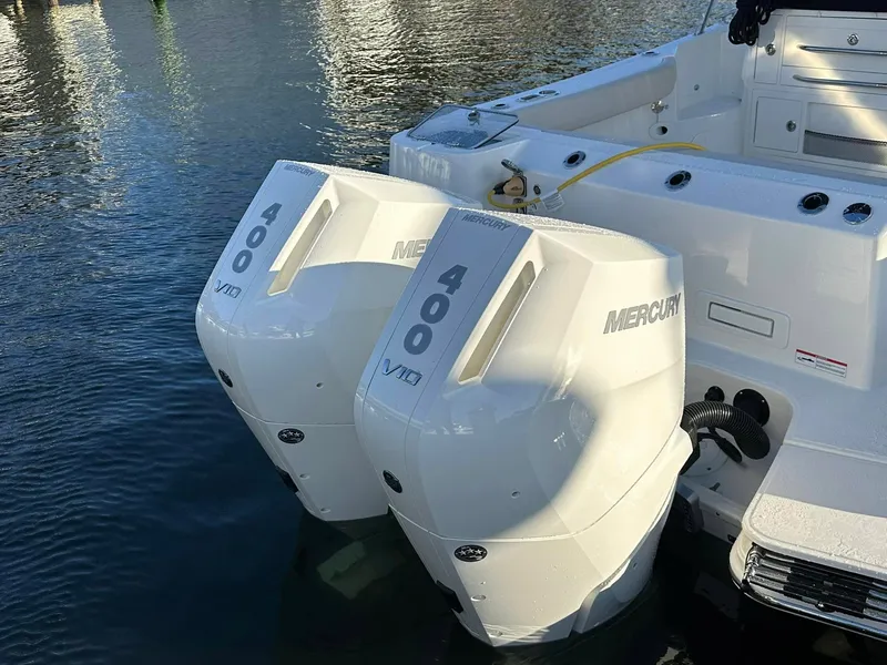 Slide: The Image of Boston Whaler 325 CONQUEST 2025 - 3