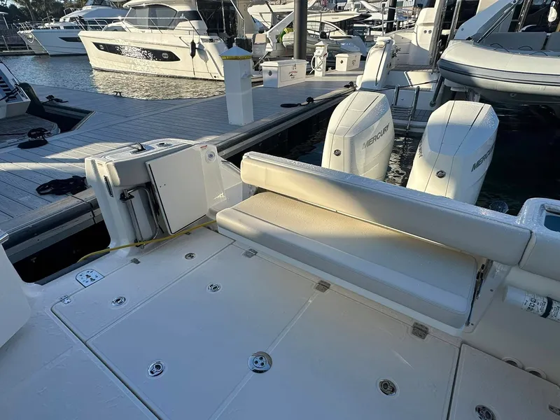 Slide: The Image of Boston Whaler 325 CONQUEST 2025 - 4