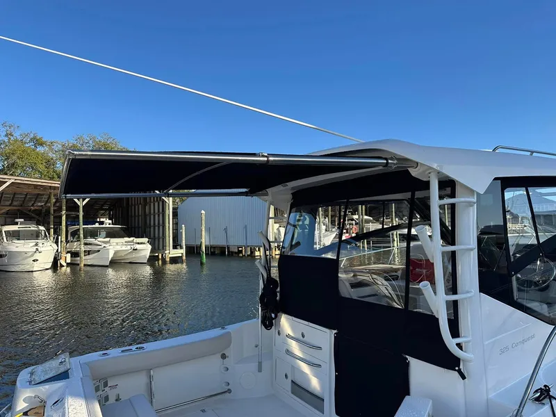 Slide: The Image of Boston Whaler 325 CONQUEST 2025 - 6