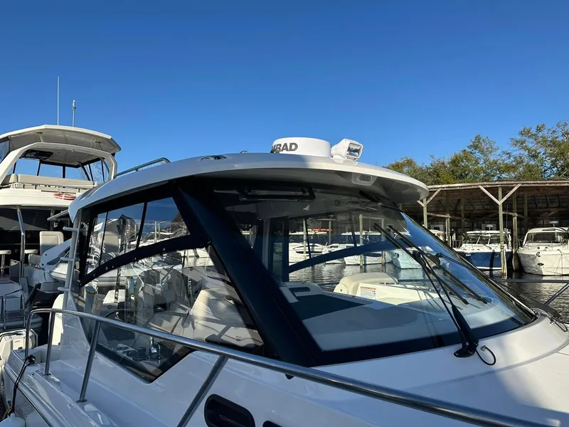 Slide: The Image of Boston Whaler 325 CONQUEST 2025 - 7