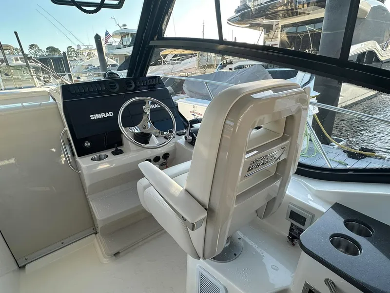 Slide: The Image of Boston Whaler 325 CONQUEST 2025 - 8