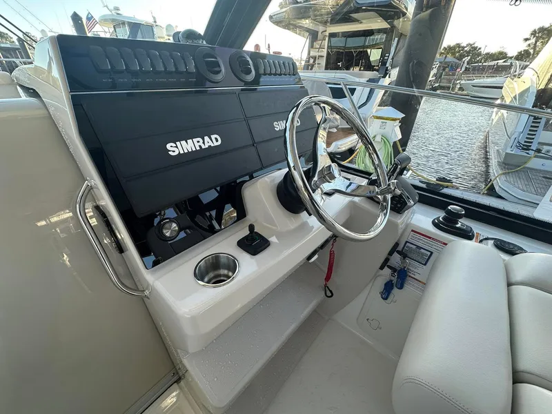 Slide: The Image of Boston Whaler 325 CONQUEST 2025 - 9