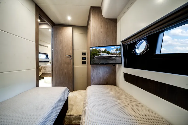 Slide: The Image of Azimut S6 2020 - 31