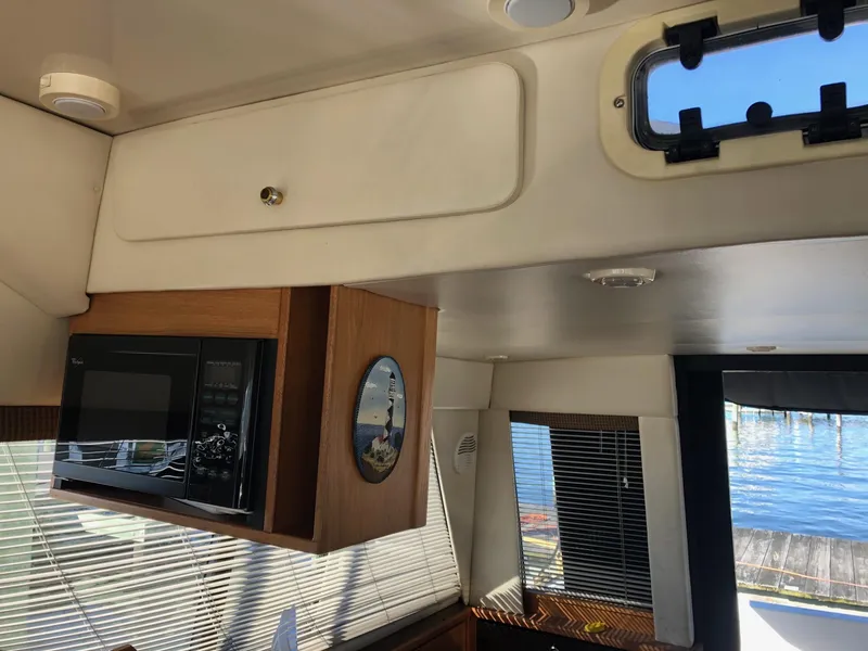 Slide: The Image of Bayliner 3988 Command Bridge Motoryacht 1999 - 14