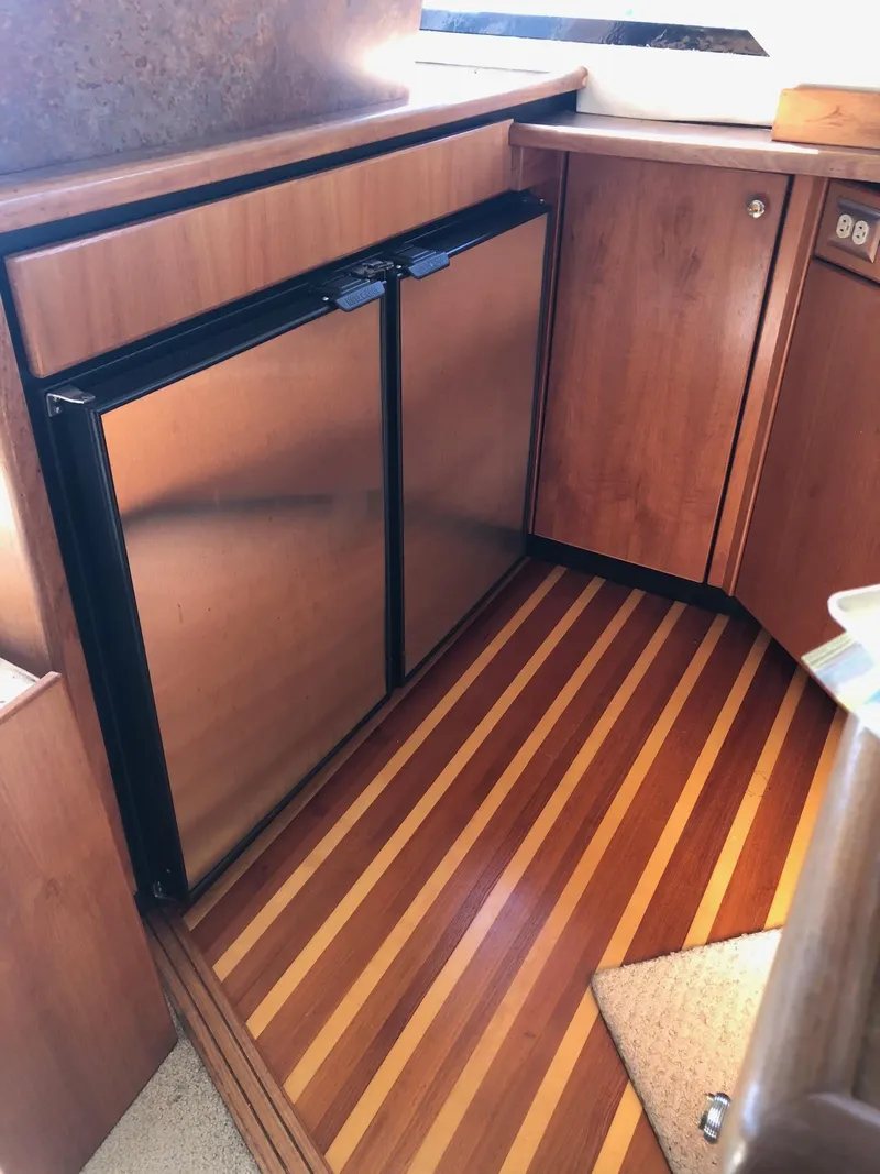 Slide: The Image of Bayliner 3988 Command Bridge Motoryacht 1999 - 15