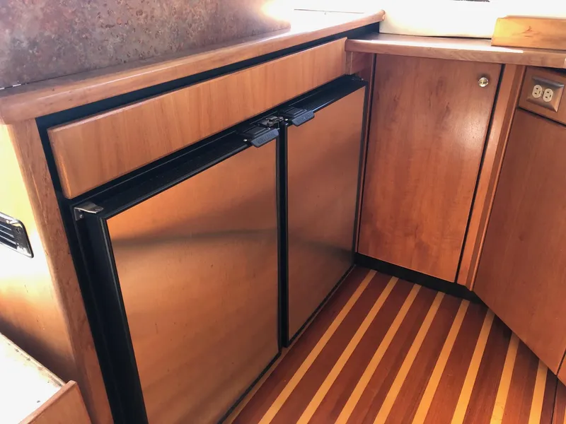 Slide: The Image of Bayliner 3988 Command Bridge Motoryacht 1999 - 16