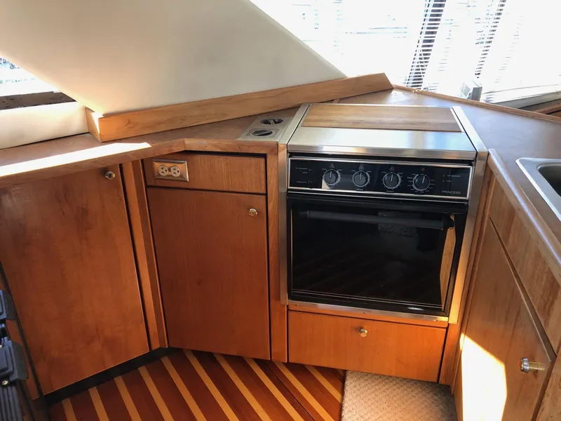 Slide: The Image of Bayliner 3988 Command Bridge Motoryacht 1999 - 17