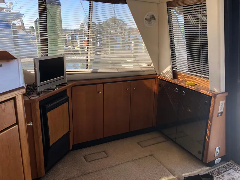 Slide: The Image of Bayliner 3988 Command Bridge Motoryacht 1999 - 18