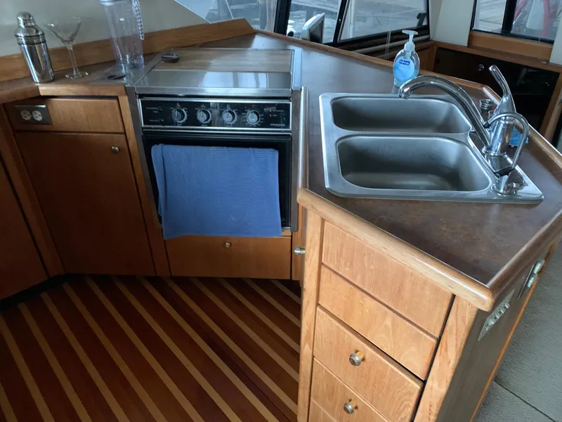 Slide: The Image of Bayliner 3988 Command Bridge Motoryacht 1999 - 19