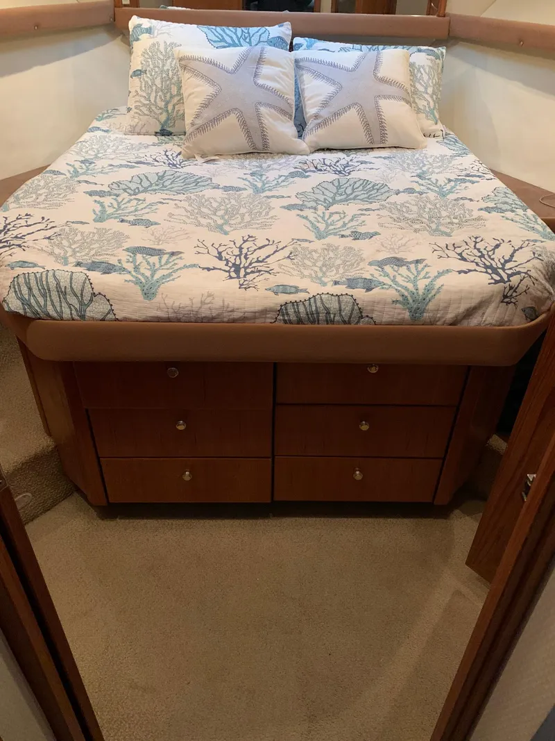 Slide: The Image of Bayliner 3988 Command Bridge Motoryacht 1999 - 23