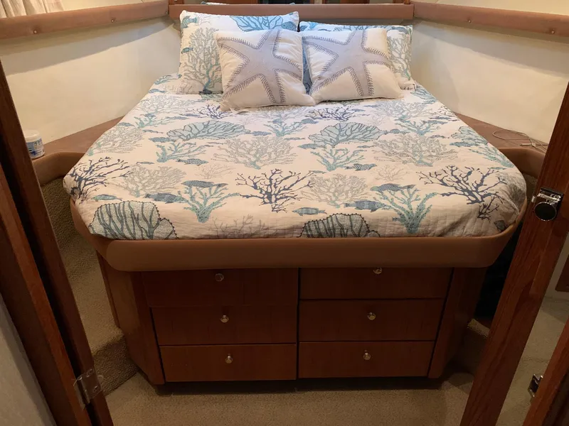 Slide: The Image of Bayliner 3988 Command Bridge Motoryacht 1999 - 24