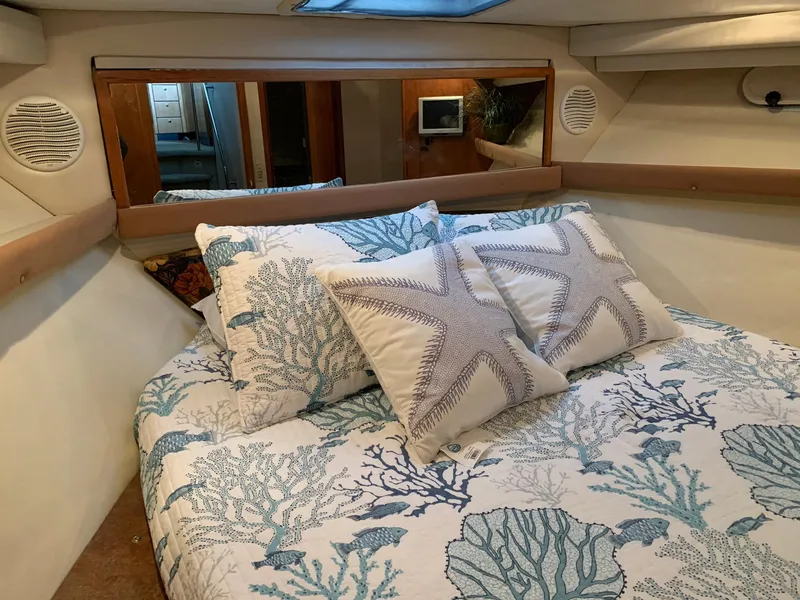 Slide: The Image of Bayliner 3988 Command Bridge Motoryacht 1999 - 25