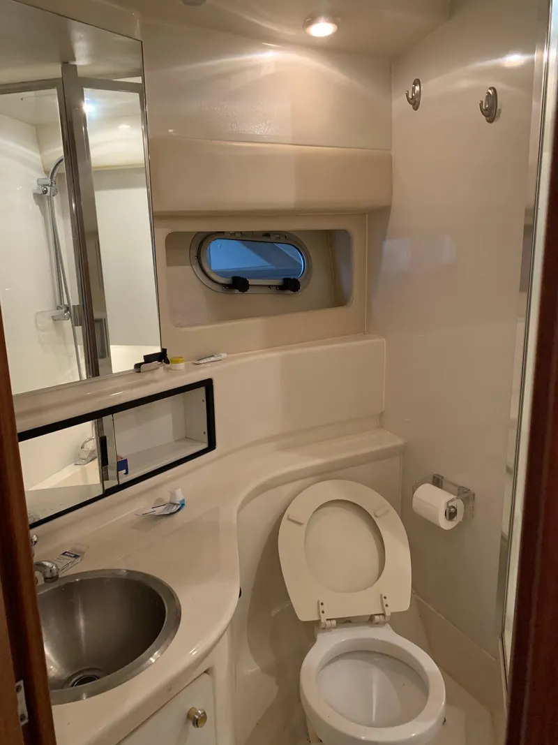 Slide: The Image of Bayliner 3988 Command Bridge Motoryacht 1999 - 26