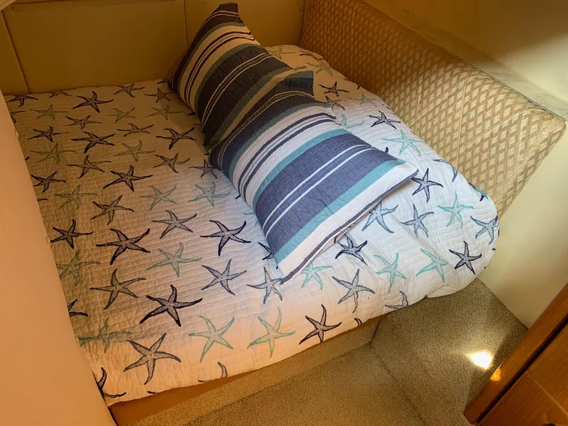 Slide: The Image of Bayliner 3988 Command Bridge Motoryacht 1999 - 27