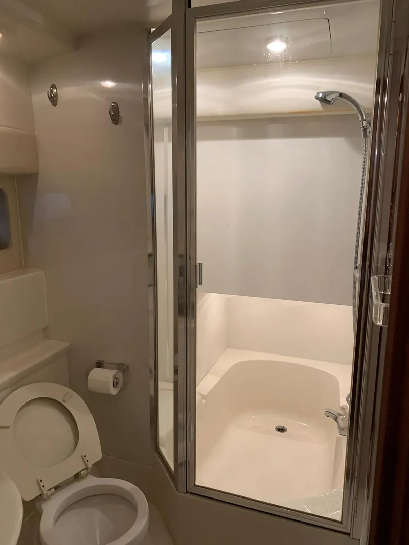 Slide: The Image of Bayliner 3988 Command Bridge Motoryacht 1999 - 28