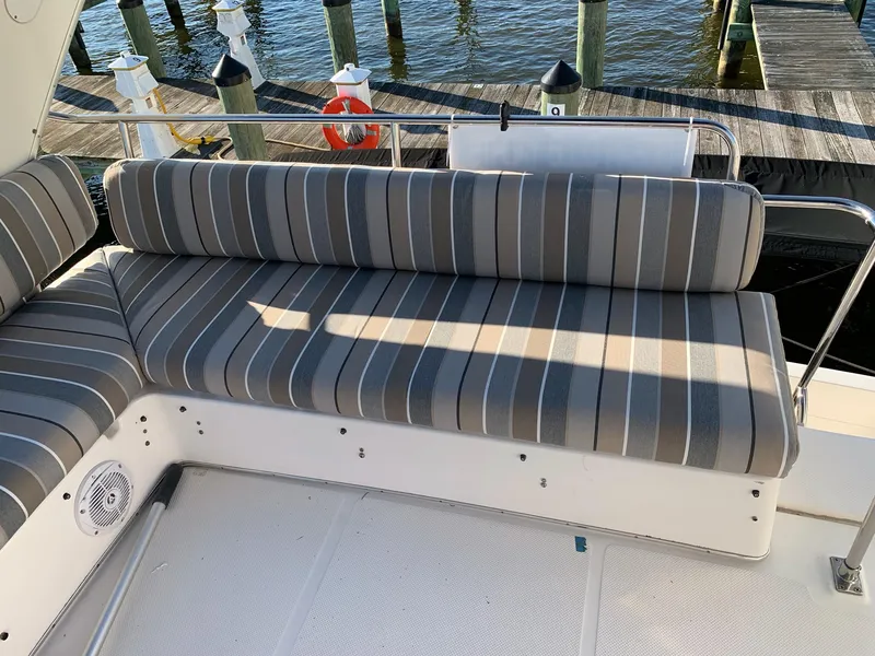 Slide: The Image of Bayliner 3988 Command Bridge Motoryacht 1999 - 3