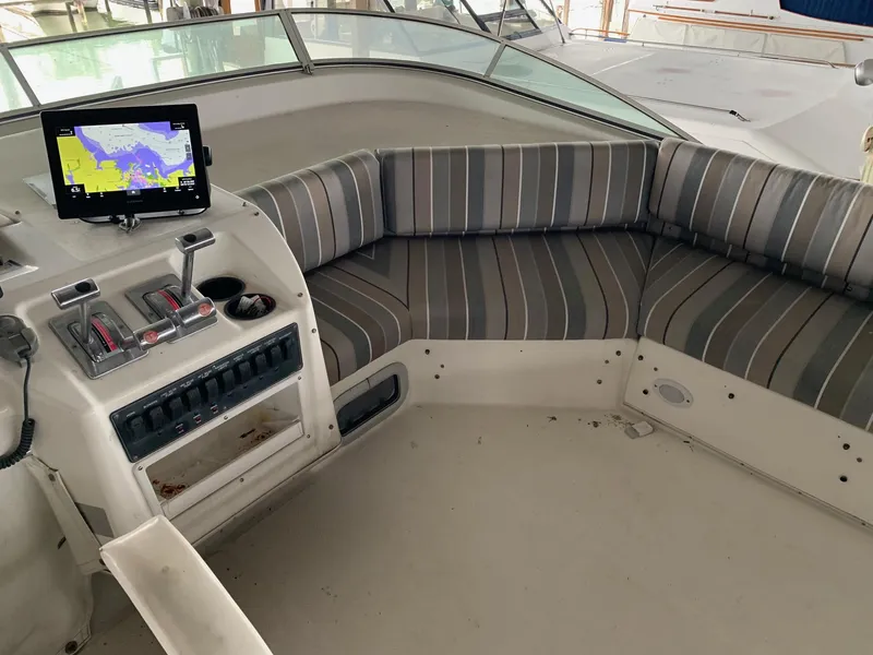 Slide: The Image of Bayliner 3988 Command Bridge Motoryacht 1999 - 7