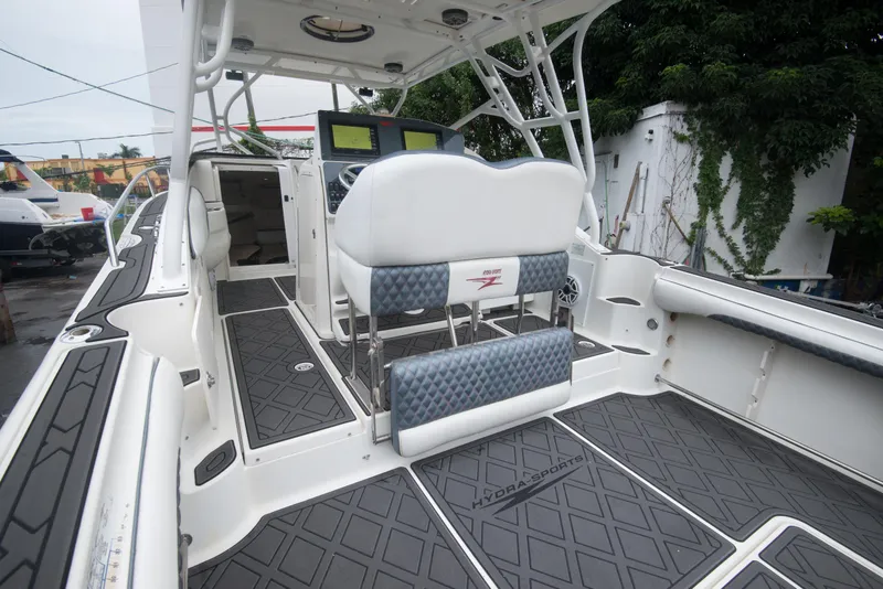 Slide: The Image of 2006 Hydra-Sports Vector 3300 VX boat interior with seating and dashboard. - 21