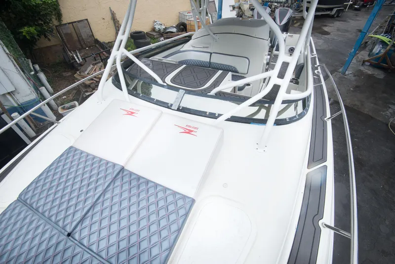 Slide: The Image of 2006 Hydra-Sports Vector 3300 VX boat with cushioned deck and seating. - 29