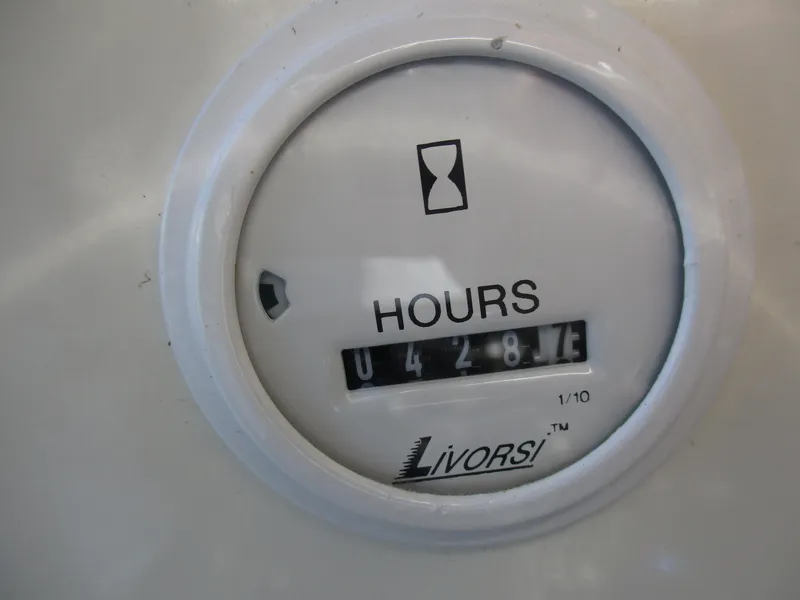 Slide: The Image of Hour meter of 2002 Hustler 388 SLINGSHOT showing 428.7 hours. - 32