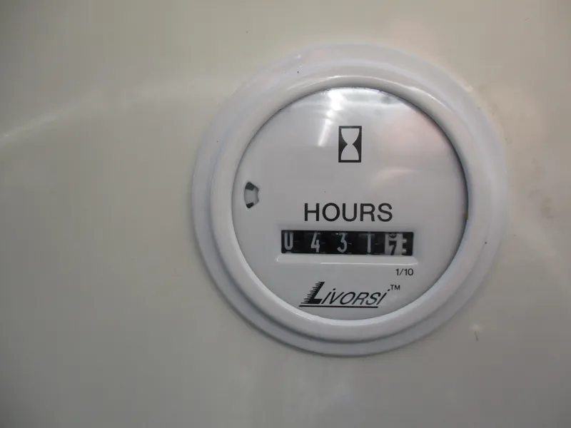 Slide: The Image of Hour meter of 2002 Hustler 388 SLINGSHOT showing 431.7 hours. - 33