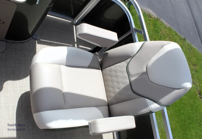 Slide: The Image of Tahoe Sport 85 Center Console Fish 2023 - 15