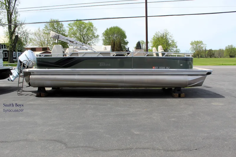 Slide: The Image of Tahoe Sport 85 Center Console Fish 2023 - 16