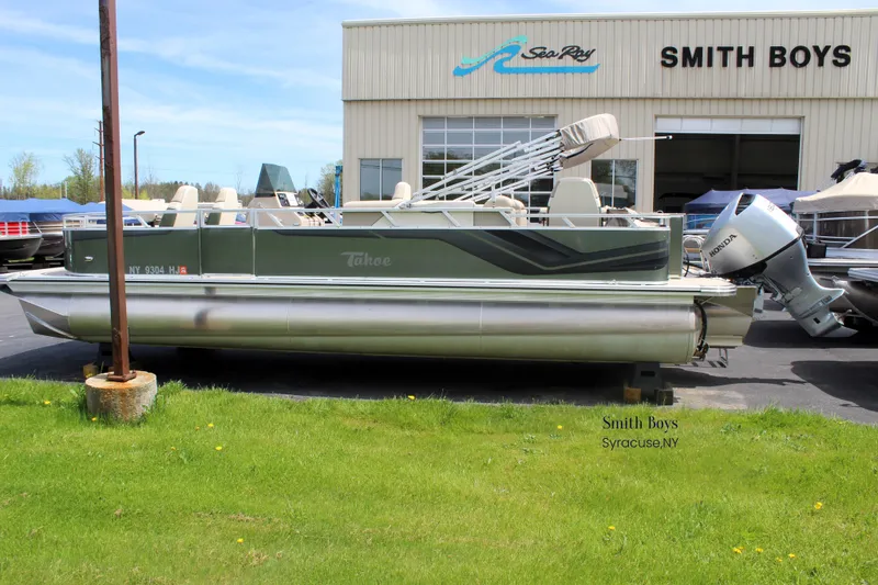 Slide: The Image of Tahoe Sport 85 Center Console Fish 2023 - 33