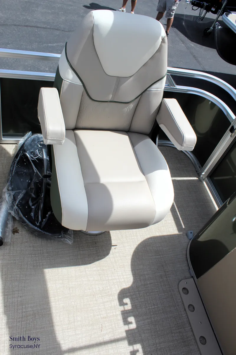 Slide: The Image of Tahoe Sport 85 Center Console Fish 2023 - 13