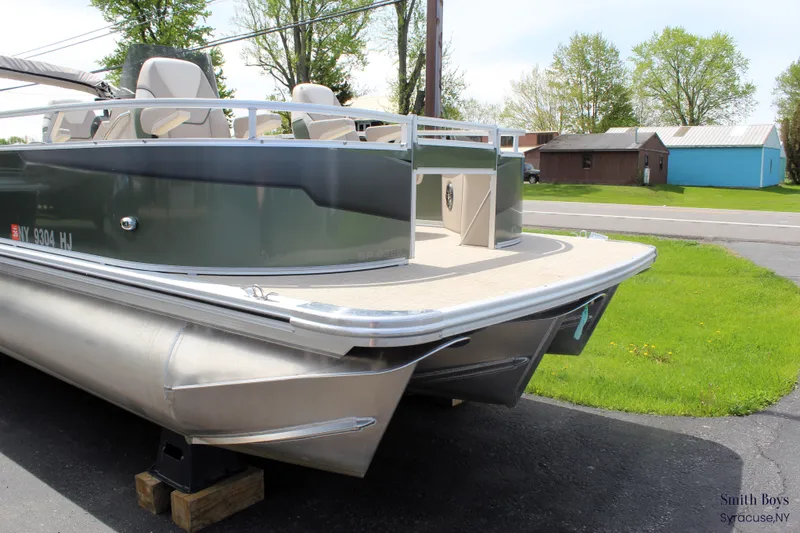 Slide: The Image of Tahoe Sport 85 Center Console Fish 2023 - 2