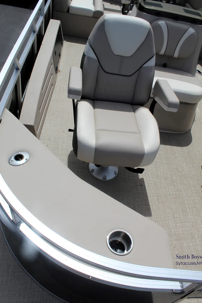 Slide: The Image of Tahoe Sport 85 Center Console Fish 2023 - 21