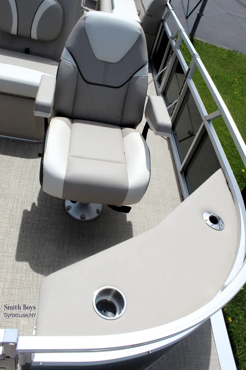 Slide: The Image of Tahoe Sport 85 Center Console Fish 2023 - 22
