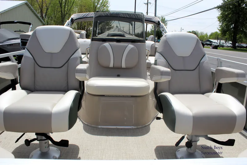 Slide: The Image of Tahoe Sport 85 Center Console Fish 2023 - 19