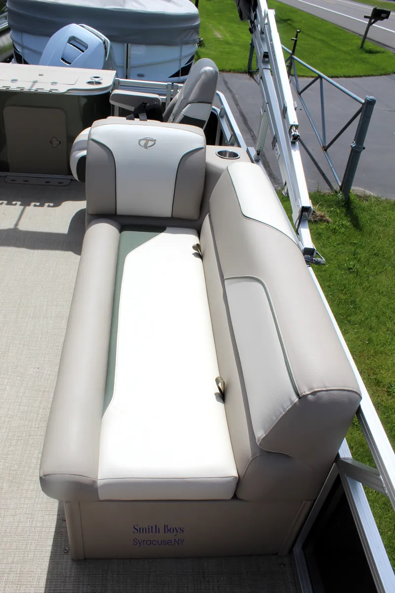 Slide: The Image of Tahoe Sport 85 Center Console Fish 2023 - 9