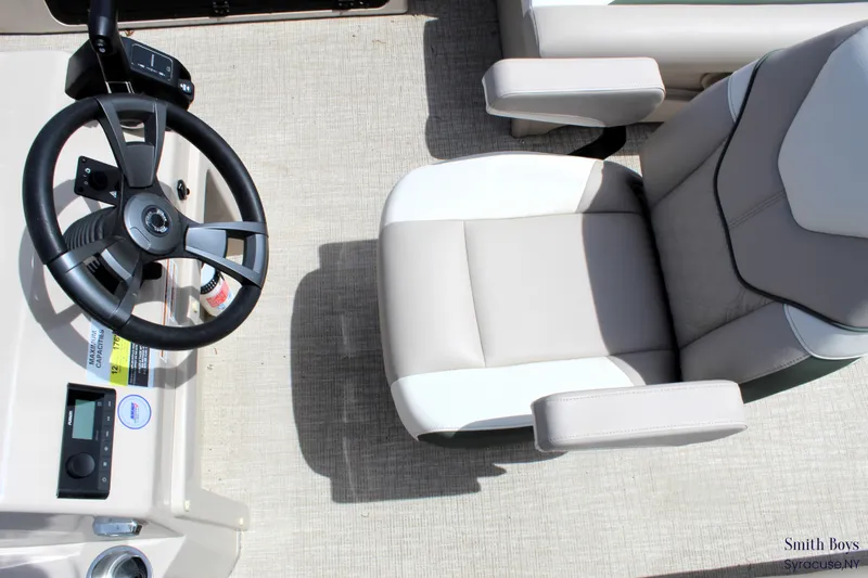 Slide: The Image of Tahoe Sport 85 Center Console Fish 2023 - 37