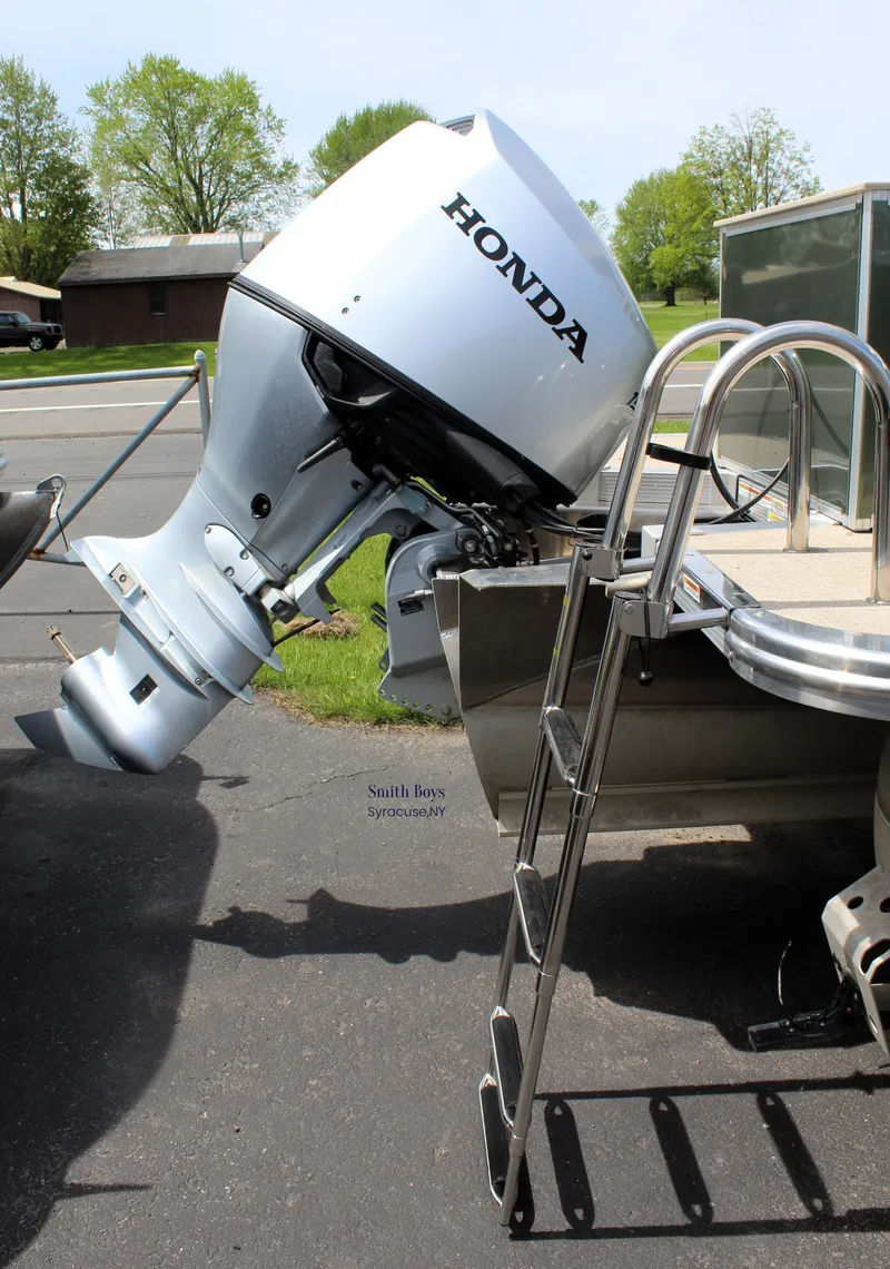 Slide: The Image of Tahoe Sport 85 Center Console Fish 2023 - 30