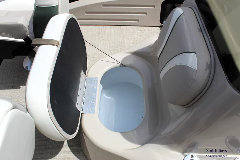Slide: The Image of Tahoe Sport 85 Center Console Fish 2023 - 28