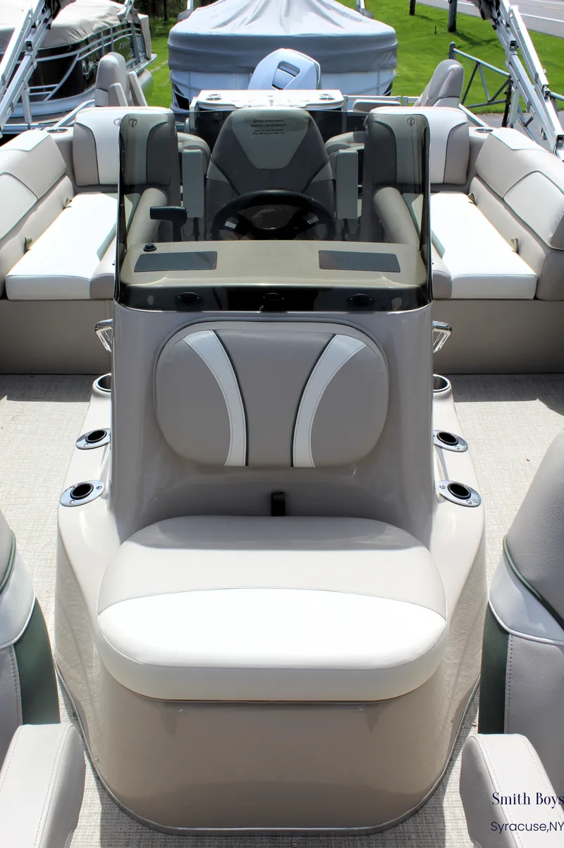 Slide: The Image of Tahoe Sport 85 Center Console Fish 2023 - 36