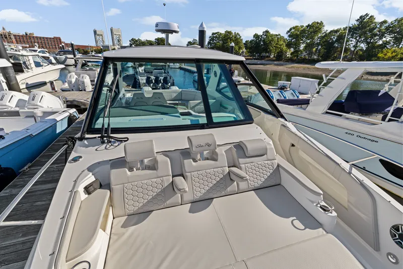 Slide: The Image of Sea Ray Sundancer 320 Outboard 2026 - 31