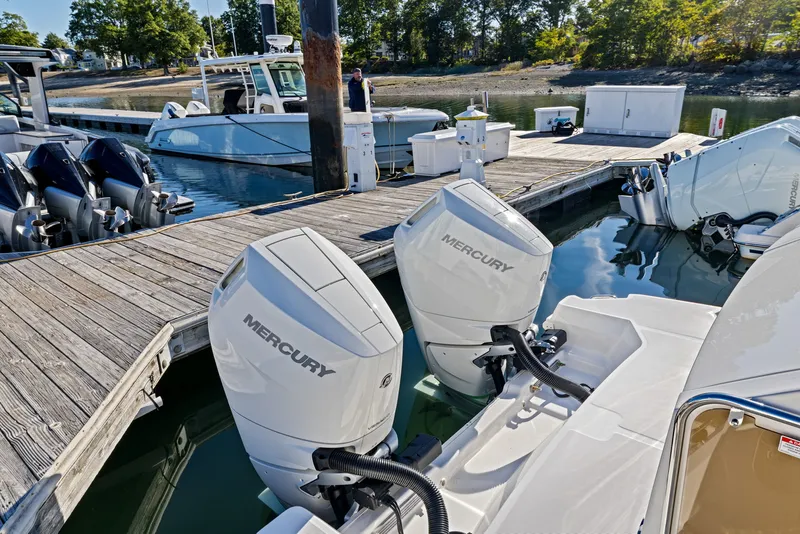 Slide: The Image of Sea Ray Sundancer 320 Outboard 2026 - 7