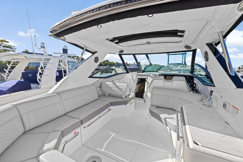 Slide: The Image of Sea Ray Sundancer 320 Outboard 2026 - 9