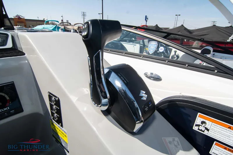 Slide: The Image of Close-up of 2022 Manitou 25 OASIS RF SHP boat throttle control. - 19